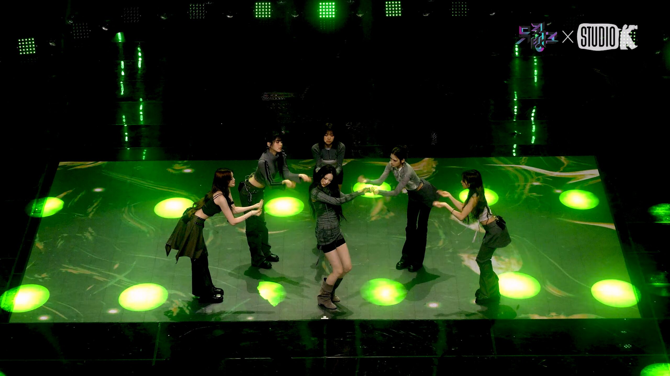 20251024 izna 女团饭拍秀[1部合集 995M]-饭拍吧